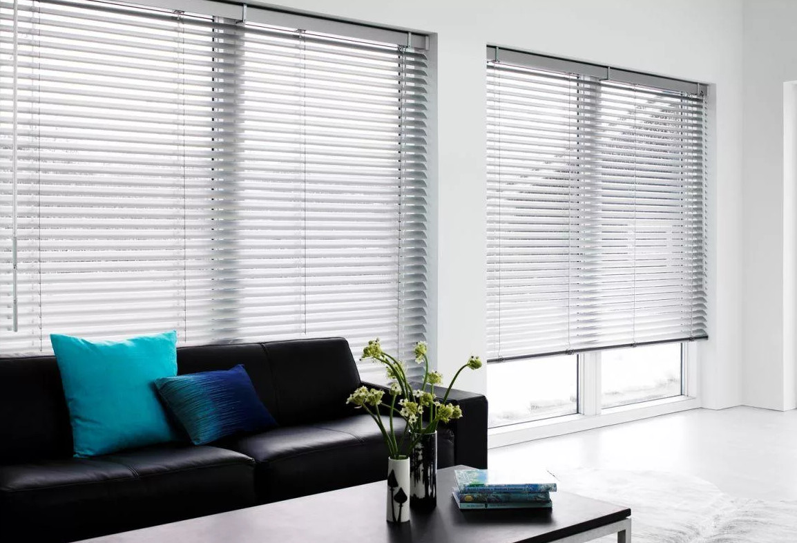 Подробнее о статье Как выбрать идеальные жалюзи для гостиной: Практическое руководство