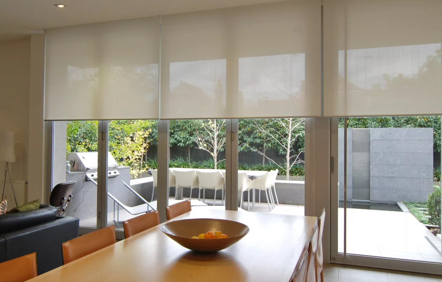 Подробнее о статье Идеальные жалюзи для кухни: Практичность и стиль в гармонии