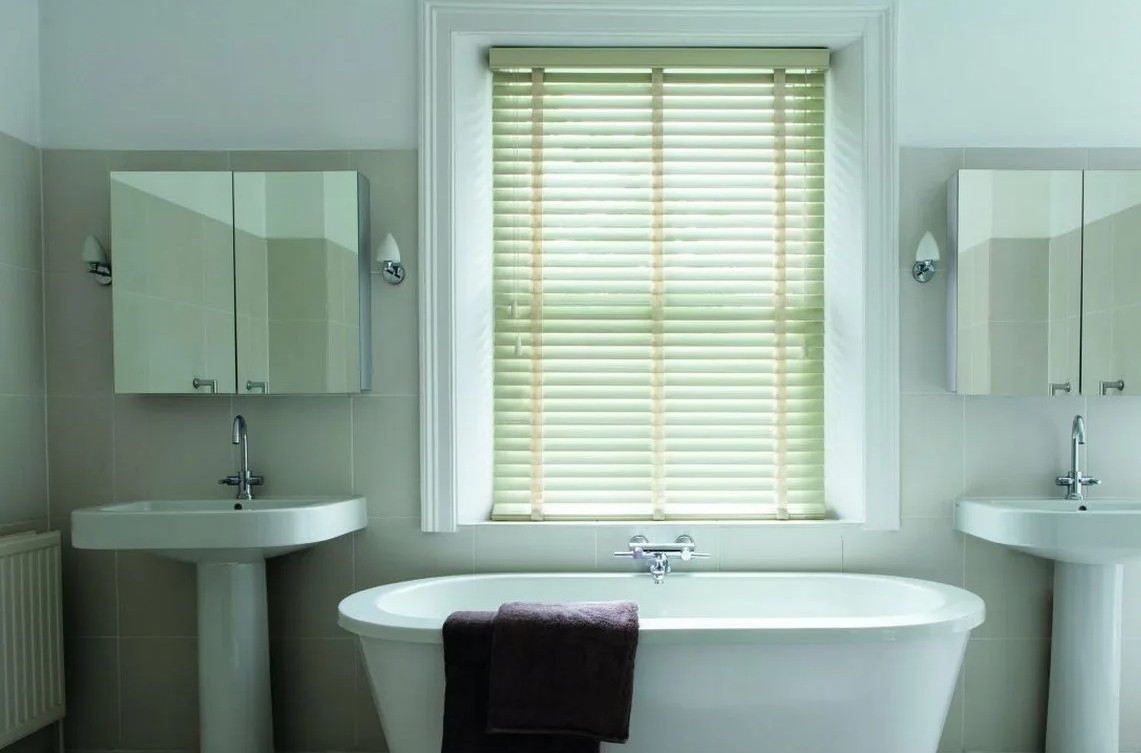 Подробнее о статье Основанный на функциональности и стиле выбор жалюзи для ванной