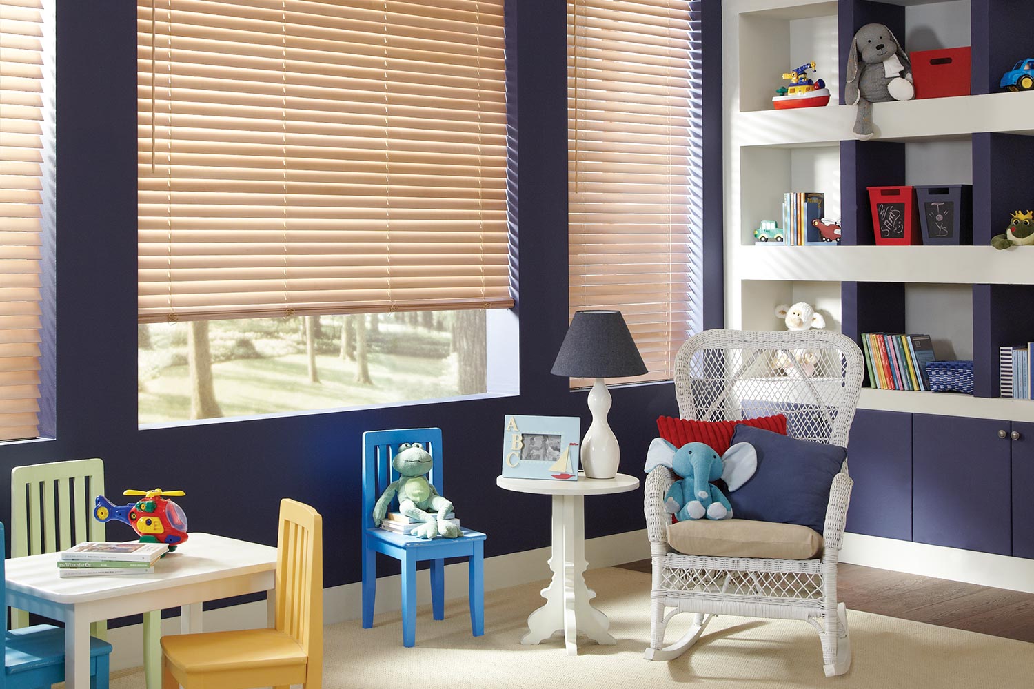 Подробнее о статье Свет, безопасность и веселье: Как выбрать жалюзи для детской комнаты